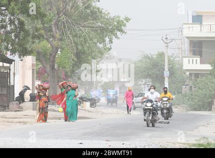 Beawar, Rajasthan, India - 2 giugno 2020: I pendolari passano attraverso una tempesta di polvere, a Beawar. Credit: Sumit Saraswat/Alamy Live News Foto Stock