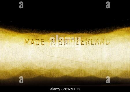 Realizzato in Svizzera inciso su superficie dorata Foto Stock
