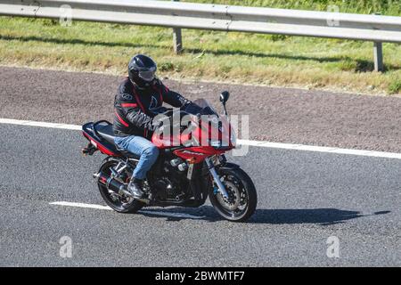 Red Yamaha Fazer Motorbike Rider; due ruote di trasporto, moto, veicolo, strade, moto, motociclisti che si motorano sull'autostrada M6 Chorley, Regno Unito Foto Stock