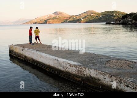 Grecia, isola di Leros, vista panoramica con bambini locali sullo sfondo, 2 maggio 2008. Foto Stock