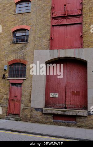 Vittoriano fatiscente entrata del magazzino a Londra docklands Foto Stock