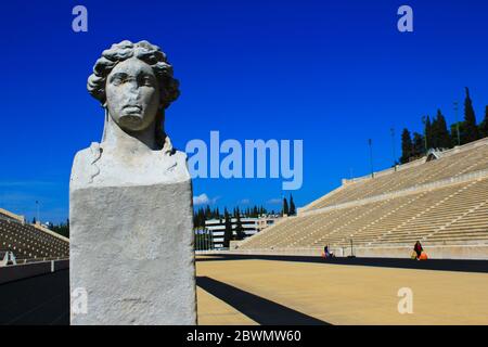 Statua in marmo sull'arena dello stadio Panathenaic - Atene, Grecia, 3 marzo 2020. Foto Stock