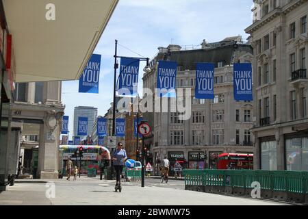 Londra, UK - 2 giugno 2020: Nonostante l'allentamento della chiusura in Inghilterra, Oxford Street aveva un minimo di caduta con la maggior parte dei negozi rimasti chiusi, ma per i punti vendita di cibo. Alcuni negozi non essenziali, concessionari di automobili e mercati all'aperto in Gran Bretagna il 1 giugno sono stati in grado di riaprire dalla chiusura della COVID-19 in un allentamento delle misure di blocco del coronavirus. Foto: David Mbiyu/ Alamy News Live Foto Stock