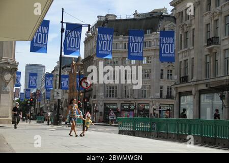 Londra, UK - 2 giugno 2020: Nonostante l'allentamento della chiusura in Inghilterra, Oxford Street aveva un minimo di caduta con la maggior parte dei negozi rimasti chiusi, ma per i punti vendita di cibo. Alcuni negozi non essenziali, concessionari di automobili e mercati all'aperto in Gran Bretagna il 1 giugno sono stati in grado di riaprire dalla chiusura della COVID-19 in un allentamento delle misure di blocco del coronavirus. Foto: David Mbiyu/ Alamy News Live Foto Stock