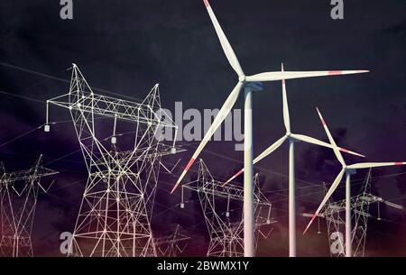 Turbine eoliche e tralicci elettrici su sfondo scuro Foto Stock