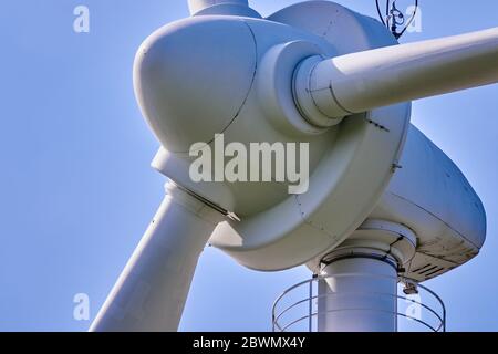 Vista ravvicinata del mozzo di un rotore a turbina eolica Foto Stock