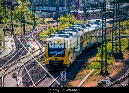 Treno locale della Taunusbahn all'ora di punta della mattina alla stazione di Bad Homburg vicino a Francoforte sul meno Foto Stock