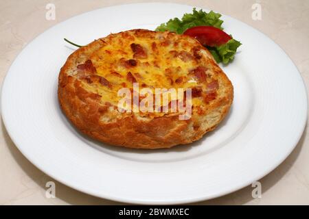 torta salata servita in un ristorante, primo piano Foto Stock