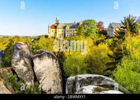 Hruba skala castello costruito sulla cima di rocce di arenaria. Paradiso bohemien, ceco: Cesky raj, Repubblica Ceca. Foto Stock
