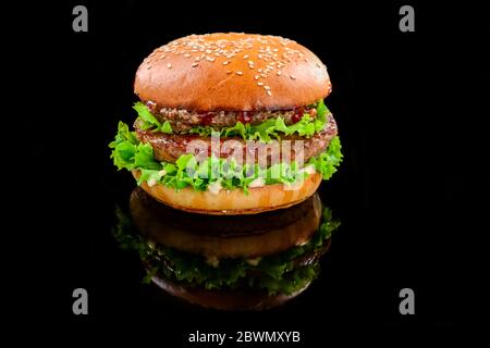 Gustosi hamburger fatti in casa alla griglia con manzo Foto Stock