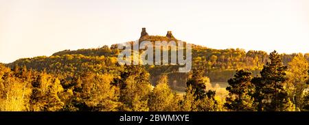 Rovine del castello di Trosky. Due torri di vecchio castello medievale sulla collina. Paesaggio del Paradiso Boemo, Ceco: Cesky raj, Repubblica Ceca. Foto Stock