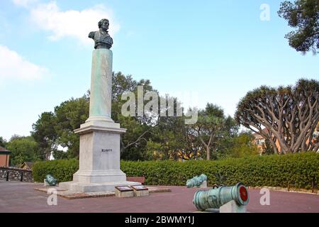 La colonna Eliott Memorial circondata da cannoni all'interno dei Giardini la Alameda, che sono giardini botanici a Gibilterra, territorio britannico d'oltremare. Foto Stock