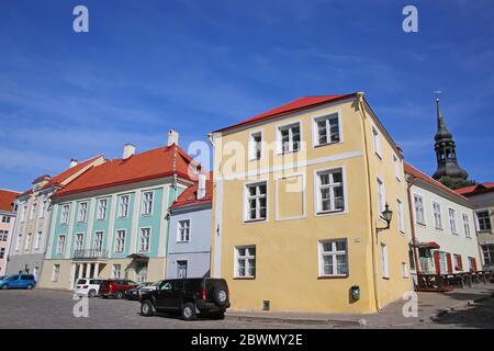 Splendidi edifici medievali colorati, tra cui il vecchio ufficio postale e tetti della città dell'UNESCO, la città vecchia, Tallinn, Estonia. Foto Stock