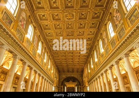 Soffitto dorato - Vista grandangolare del soffitto dorato a cassettoni del XVI secolo della navata della Basilica di Santa Maria Maggior. Roma, Italia. Foto Stock