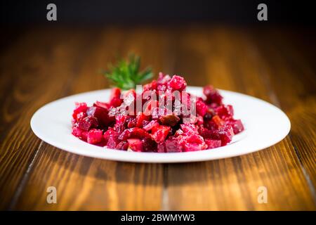 insalata fredda insalata di verdure bollite su un tavolo di legno Foto Stock