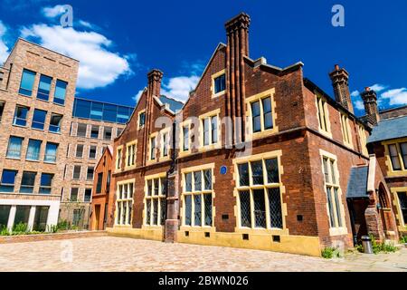 Esterno della Toynbee Hall, istituzione caritativa che lavora per affrontare le cause e gli impatti della povertà nella parte orientale di Londra, Regno Unito Foto Stock