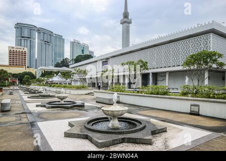 KUALA LUMPUR, MALESIA - 28 NOVEMBRE 2019: Moschea Nazionale Masjid Negara a Kuala Lumpur, Malesia, durante il giorno d'estate Foto Stock