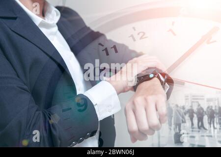 Orari di lavoro, persone che guardano il orologio da polso overlay con orologio orologio quadrante per ore di lavoro intelligente o concetto di orario di lavoro. Foto Stock