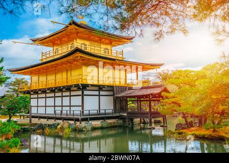 Tempio d'oro in Giappone, Kinkaku-ji Gold Pavilion Tempio buddista Zen punto di riferimento a Kyoto, Giappone. Foto Stock