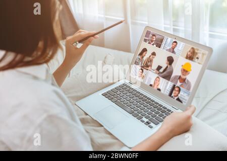 Donne di affari stare a casa closeup zoom riunione videochiamata con partner di affari con il computer portatile durante la quarantena. Foto Stock