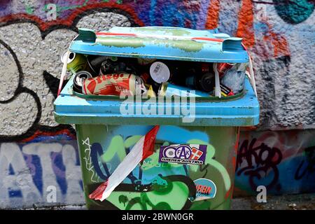 Vienna, Austria. La spazzatura può essere graffiti sul canale del Danubio Foto Stock