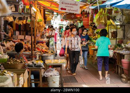 Folla di persone che camminano per lo shopping di risorse alimentari cinesi nel mercato di Chinatown Yaowarach e la maschera di guerra per proteggere Coronavirus (Covid-19). 30 ma Foto Stock