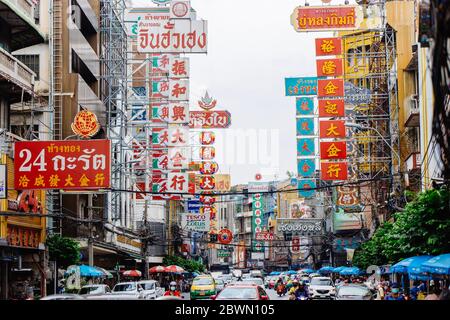 Bangkok Chinatown Yaowarat strada torna al trambusto, la gente sta cominciando a fare un viaggio di shopping massiccio dopo lo scoppio del Coronavirus (Covid-19) Foto Stock