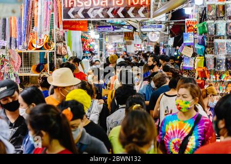 Folla di persone che camminano si scramblano nel mercato di Sampeng senza prestare attenzione alle indicazioni sociali di allontanamento dal governo. 30 maggio 2020, Bangkok, T. Foto Stock