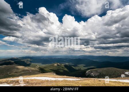 Paesaggio nuvoloso nella natura selvaggia del Monte Evans Foto Stock