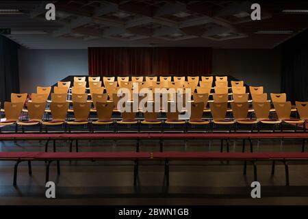 sedie vuote nell'auditorium di un piccolo teatro, spazio per le copie, messa a fuoco selezionata Foto Stock