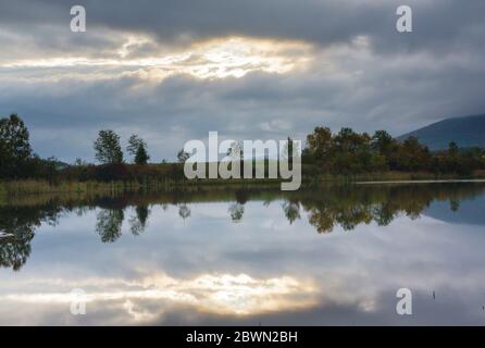 Riflessione di Cherry Mountain in Airport Marsh, vicino all'aeroporto regionale di Mt Washington, a Whitefield, New Hampshire USA una mattina foggy. Foto Stock