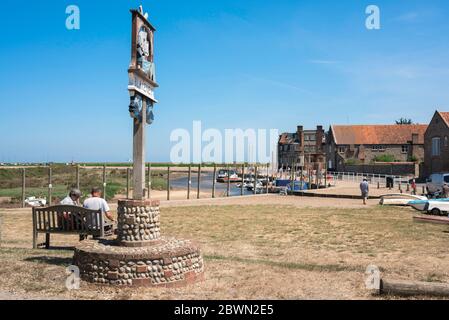 Blakeney Norfolk, vista in estate del cartello villaggio e banchina del villaggio di Blakeney sulla costa nord del Norfolk, Anglia orientale, Regno Unito Foto Stock