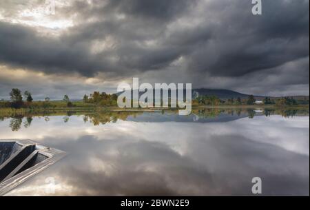 Riflessione di Cherry Mountain in aeroporto Marsh, vicino all'aeroporto regionale di Mt Washington, a Whitefield, New Hampshire una mattina nuvolosa. Foto Stock