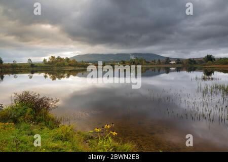 Riflessione di Cherry Mountain in aeroporto Marsh, vicino all'aeroporto regionale di Mt Washington, a Whitefield, New Hampshire in una mattina nuvolosa. Foto Stock