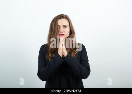 Mani piegate insieme pregando chiedendo aiuto a Dio chiedere implorare desiderio verso l'alto Gesù Foto Stock