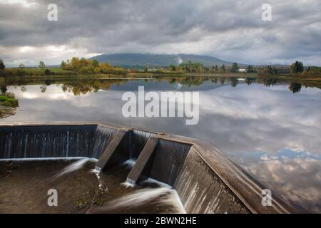 Riflessione di Cherry Mountain in aeroporto Marsh, vicino all'aeroporto regionale di Mt Washington, a Whitefield, New Hampshire USA una giornata nuvolosa. Foto Stock