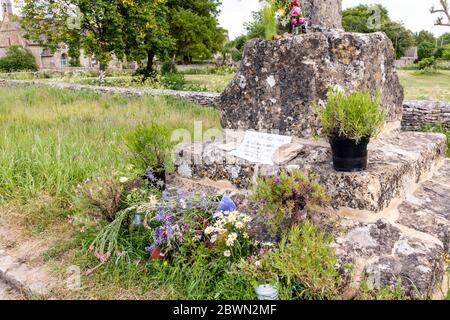 Un a Memoriam alle vittime di Covid 19 sulla croce lato strada 14 ° secolo nel villaggio di Cotswold di Condicote, Gloucestershire UK. Foto Stock