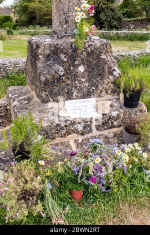 Un a Memoriam alle vittime di Covid 19 sulla croce lato strada 14 ° secolo nel villaggio di Cotswold di Condicote, Gloucestershire UK. Foto Stock