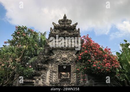 Frammento di cancello d'ingresso tradizionale nella casa balinese del villaggio di Ubud a Bali, Indonesia Foto Stock