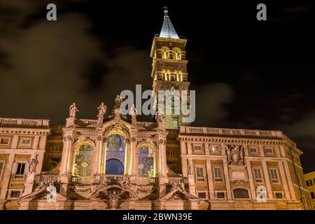 Santa Maria maggiore di notte - una vista notturna a basso angolo del Campanile e della facciata di façade superiore della Basilica Papale di Santa Maria maggiore. Roma, Italia Foto Stock