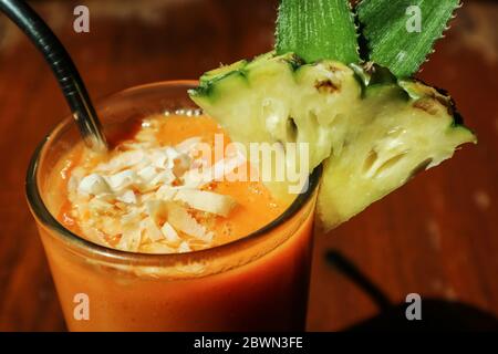 Frullato di papaya in vetro sul tavolo in un cafe tropicale Foto Stock