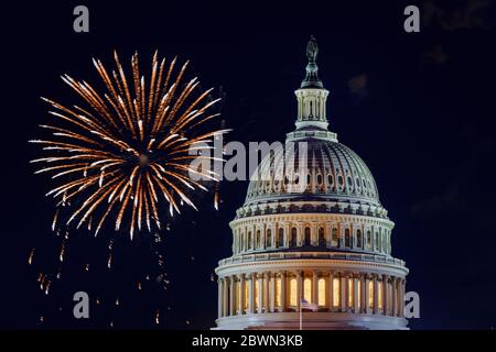 Misterioso cielo notturno con luna piena Campidoglio degli Stati Uniti a Washington DC con fuochi d'artificio sfondo per il 4 luglio Independence Day Foto Stock