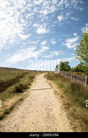 Sentiero sulla brughiera e sentiero per passeggiate intorno al Digley Reservoir nello Yorkshire occidentale, favorito da escursionisti e rambori per una vista mozzafiato sulla campagna Foto Stock