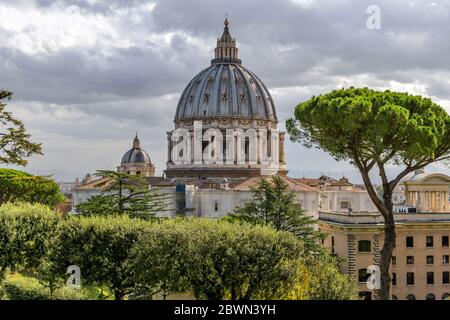 Basilica di San Pietro - una vista mattutina nuvolosa della Basilica di San Pietro, vista dai Giardini Vaticani, a Roma, Italia. Foto Stock