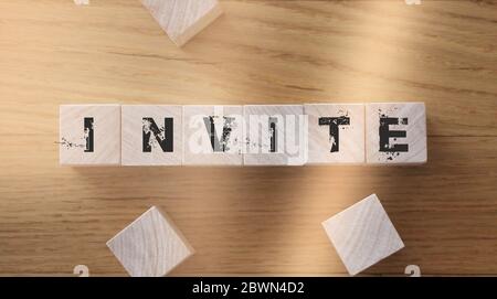 Invita scritto su un cubo di legno in una scrivania da ufficio. Benvenuto nuovi membri o concetto di marketing di affiliazione di riferimento del programma Foto Stock