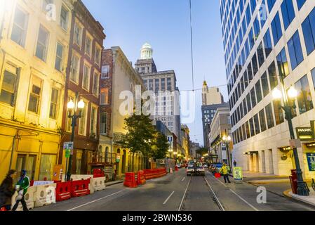 NEW ORLEANS - FEBBRAIO 2016: Strade della città in una bella notte chiara. Foto Stock
