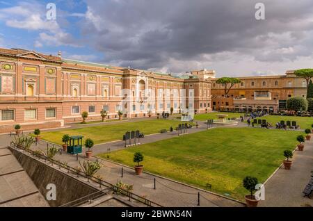 Giardino quadrato - Vista grandangolare del Giardino quadrato, di fronte al Palazzo della Pinacoteca, parte dei Musei Vaticani. Città del Vaticano, Roma, Italia. Foto Stock