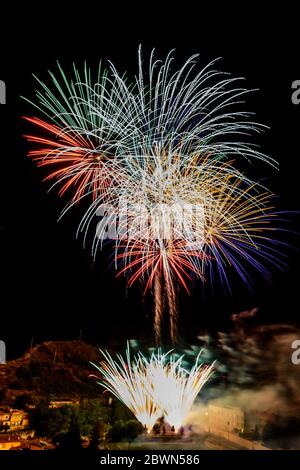 fuochi d'artificio in una città vicina, durante il suo festival principale Foto Stock