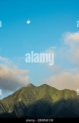 Moon sorge sulle montagne di Maui Ovest, Hawaii USA Foto Stock
