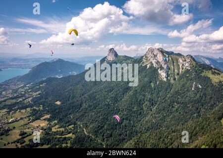 Parapendio & Hang Gliders Vola sulle Alpi Granite, Lago di Annecy, Francia Foto Stock